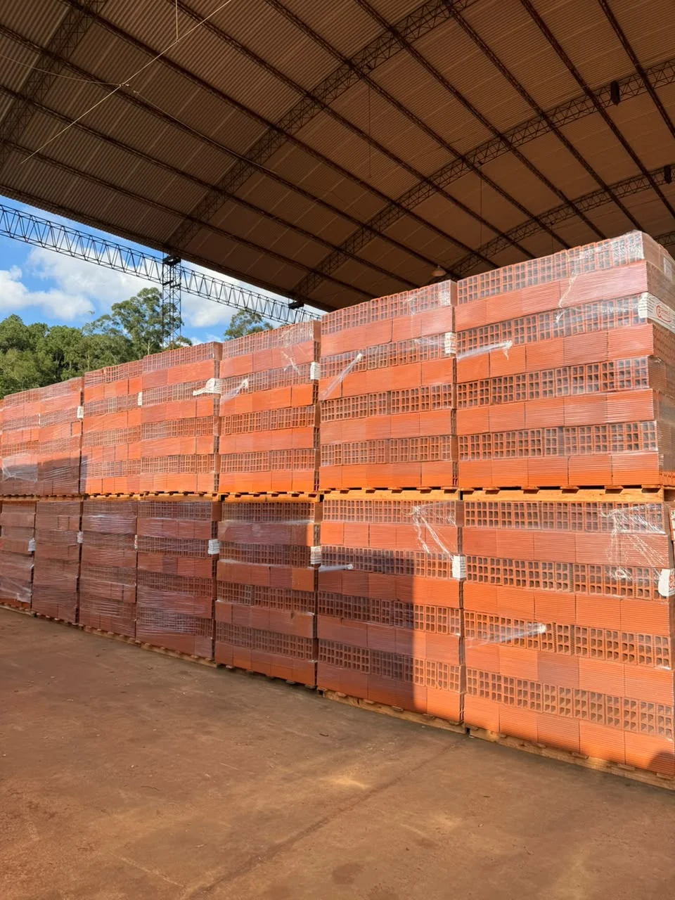 Pallets de ladrillos cerámicos almacenados en el depósito de la planta de Puerto Rico, Misiones