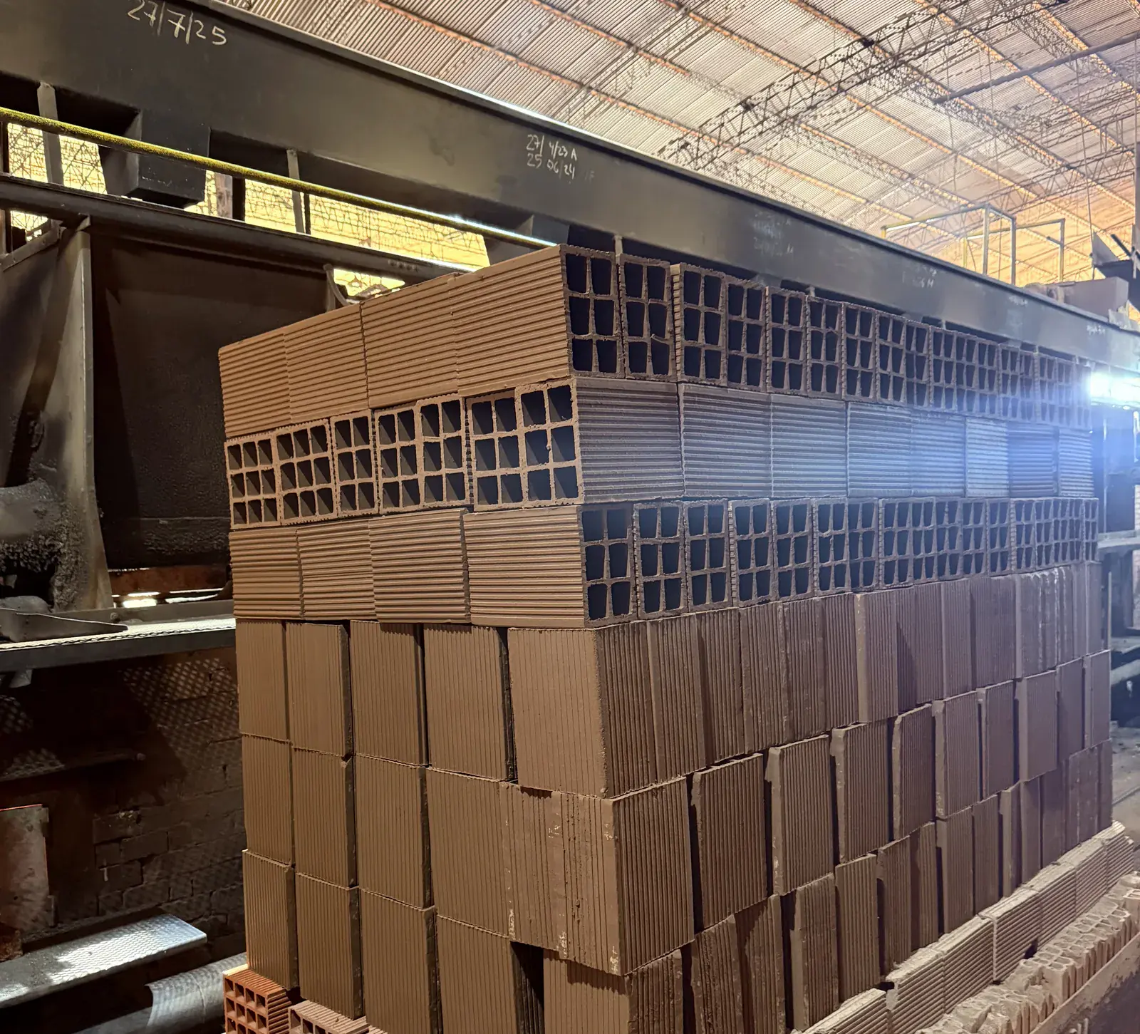 Ladrillos cerámicos apilados en el horno túnel de la planta, listos para la cocción