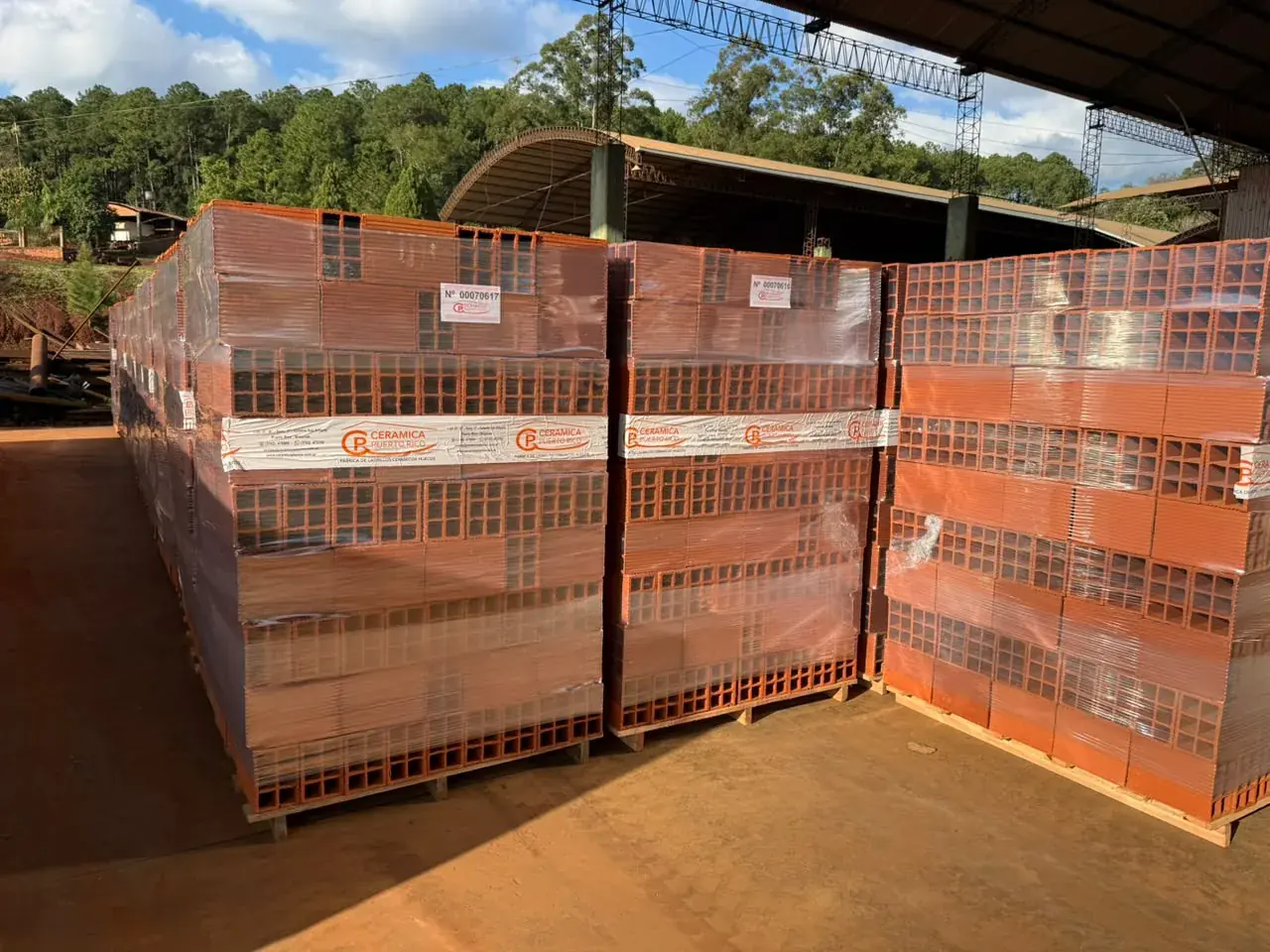 Pallets de ladrillos enfardados con la identificación de Cerámica Puerto Rico, listos para despacho